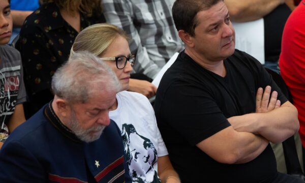 PF diz que Roberta Luschinger teria pago passagem de Lulinha em espécie