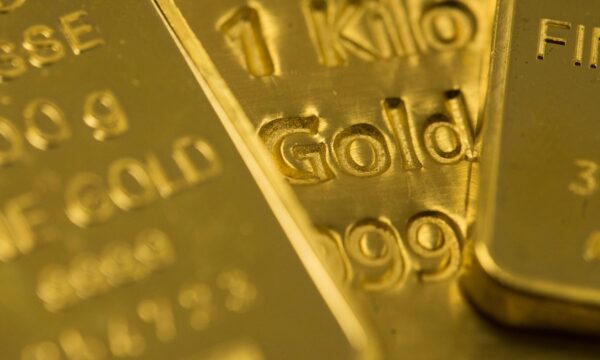 Ouro sobe apoiado por preocupações fiscais nos EUA