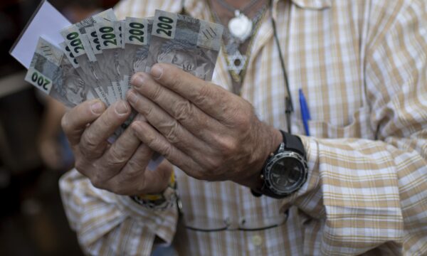 Governo eleva estimativa e calcula salário mínimo de R$ 1.741 em 2027