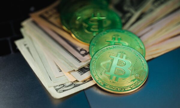 ETFs de Bitcoin registram oito dias consecutivos de entradas e criptomoeda supera os US$ 80.000