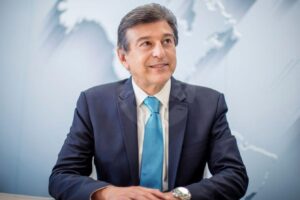 Flávio Bolsonaro anuncia Claudio Lottenberg como ministro da Saúde, se eleito