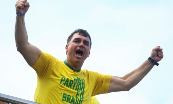 Flávio diz que não fará economia com salário mínimo, mas evita prometer ganho real