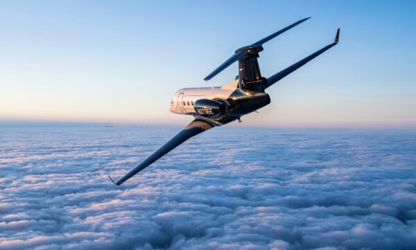 Embraer anuncia certificação de jato capaz de pousar sozinho