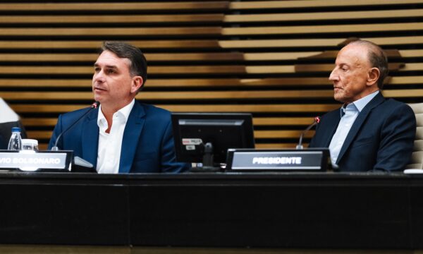 Flávio Bolsonaro se encontra com empresários em São Paulo