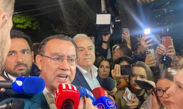 Augusto Cury critica Lula e Flávio, ameaça desistir do debate, mas volta atrás e confirma participação