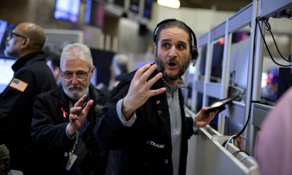 Futuros de NY caem com petróleo acima de US$ 102 e novos alertas sobre IA