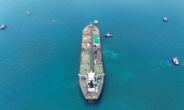 Petróleo cai com relatos de navegação no Estreito de Ormuz