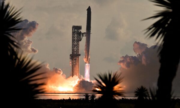 Starship, da SpaceX, alcança órbita apesar de problema no motor
