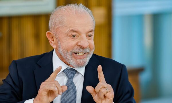Lula diz que Flávio Bolsonaro não tem biografia e foi eleito com apoio do crime organizado