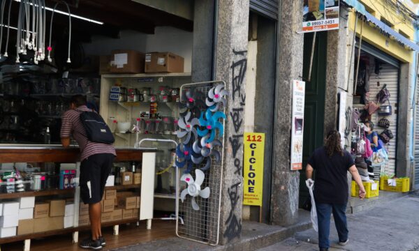Queda no IBC-Br reforça tese de estagnação do PIB no 3º tri e de mais cortes de juros