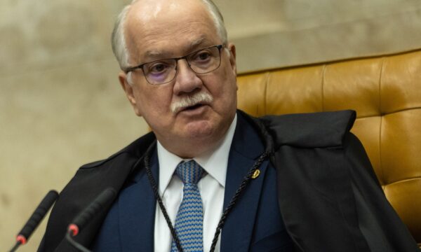 Fachin pede esclarecimentos sobre investigação da PF que mirou Moraes
