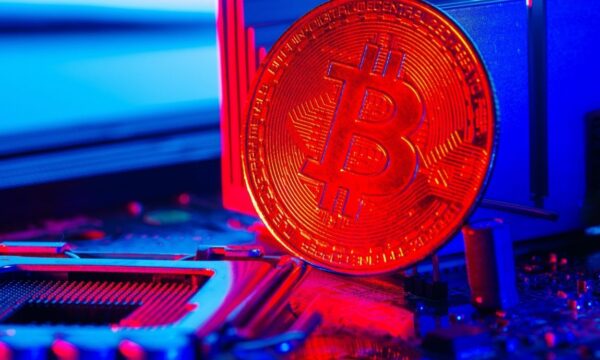 Bitcoin hoje: BTC cai para US$ 77 mil com pressão de juros, petróleo e resgates em ETFs