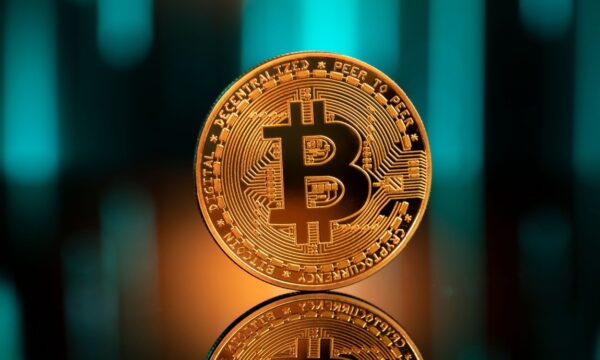 Bitcoin hoje: BTC cai para US$ 78 mil com petróleo e temor de alta de juros