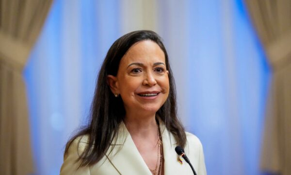 Líder da oposição na Venezuela avalia retorno ao país