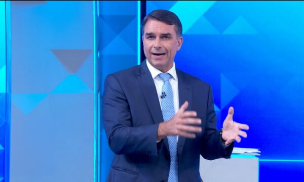Campanha de Flávio vê acerto em estratégia de 'imagem técnica e moderada' em debate da Globo