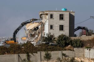 Israel anuncia demolição de casas e operações de busca após ataque na Cisjordânia
