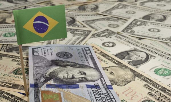Dólar tem leve queda e fecha a R$ 5,21 com postura defensiva antes do 1º turno das eleições